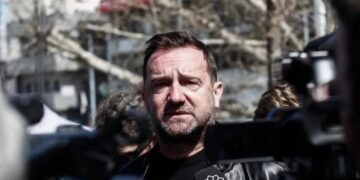 Alldaynews.gr Νίκος Πλακιάς: Η συγκλονιστική στιγμή που αγκαλιάζει μαθήτρια που διαδηλώνει για τα Τέμπη