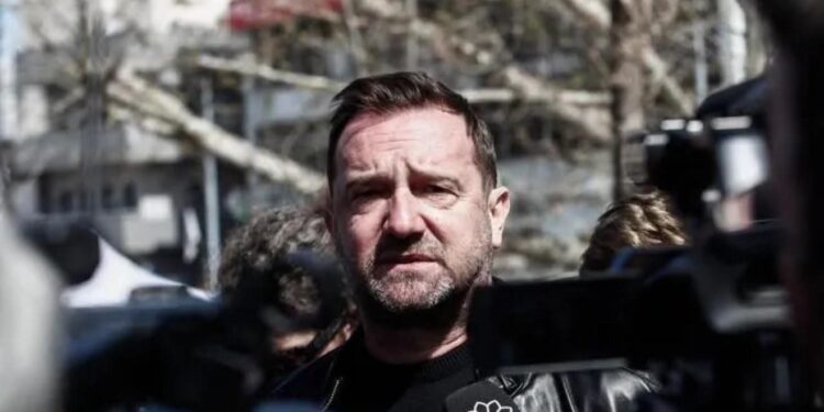 Alldaynews.gr Νίκος Πλακιάς: Η συγκλονιστική στιγμή που αγκαλιάζει μαθήτρια που διαδηλώνει για τα Τέμπη