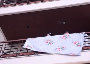 Τι όπλισε το χέρι του δράστη που σκότωσε τη γυναίκα του και πήδηξε από το μπαλκόνι – Σε κατάσταση σοκ οι κόρες του ζευγαριού