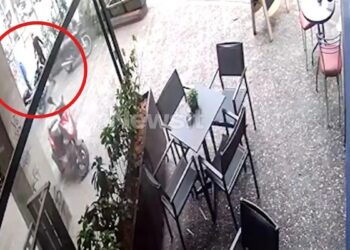 Alldaynews.gr Η στιγμή της μεταφοράς του νεκρού άστεγου από το εστιατόριο στο κέντρο της Αθήνας – Βίντεο ντοκουμέντο