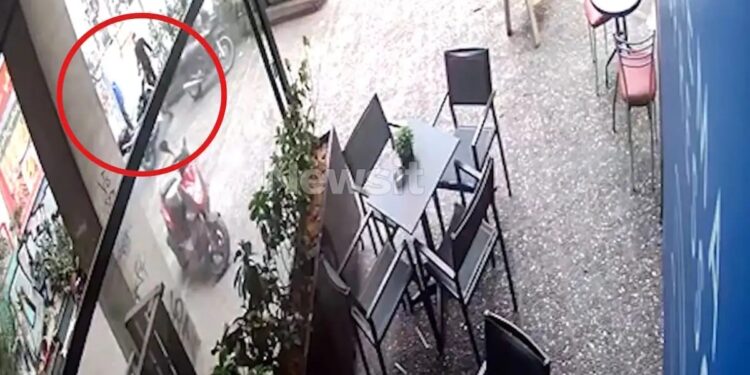 Alldaynews.gr Η στιγμή της μεταφοράς του νεκρού άστεγου από το εστιατόριο στο κέντρο της Αθήνας – Βίντεο ντοκουμέντο