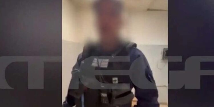 Alldaynews.gr Άνδρας παρίστανε τον αστυνομικό με στολή και πλήρη εξοπλισμό στο κέντρο της Αθήνας: Βίντεο – ντοκουμέντο