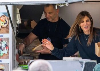 Ζευγάρι Ελλήνων έχει ξετρελάνει τους Νεοζηλανδούς με το σουβλάκι – «Πιάσε ένα γύρο με απ’ όλα»