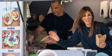 Alldaynews.gr Ζευγάρι Ελλήνων έχει ξετρελάνει τους Νεοζηλανδούς με το σουβλάκι – «Πιάσε ένα γύρο με απ’ όλα»