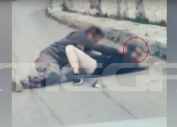 Σοκαριστικό βίντεο με τη δολοφονία του 43χρονου ξυλουργού από 39χρονη: Τον έσφαξε με 60 μαχαιριές στη μέση του δρόμου