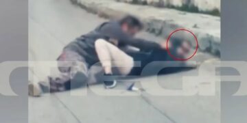 Σοκαριστικό βίντεο με τη δολοφονία του 43χρονου ξυλουργού από 39χρονη: Τον έσφαξε με 60 μαχαιριές στη μέση του δρόμου