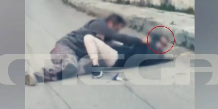 Σοκαριστικό βίντεο με τη δολοφονία του 43χρονου ξυλουργού από 39χρονη: Τον έσφαξε με 60 μαχαιριές στη μέση του δρόμου