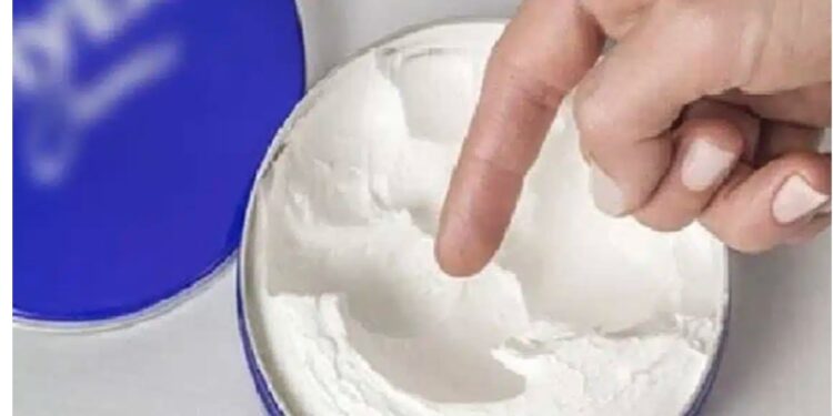 Alldaynews.gr Η κρέμα Nivea στο μπλε βαζάκι έχει υπέροχα οφέλη που πολλοί δεν γνωρίζουν