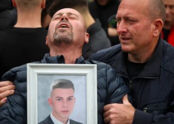 «Έναν τον είχα, γιατί…» Σπαραγμός από τους γονείς των θυμάτων της φωτιάς σε κλαμπ στα Σκόπια