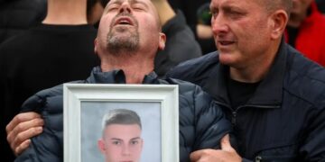 «Έναν τον είχα, γιατί…» Σπαραγμός από τους γονείς των θυμάτων της φωτιάς σε κλαμπ στα Σκόπια