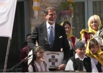 Υποδέχτηκαν με τιμές τον Παύλο Ντε Γκρες στην Μάνη: «Οι τίτλοι δεν πεθαίνουν – Υποδέχομαι τον πρίγκιπα»