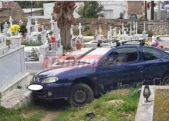 Αυτοκίνητο κατέληξε μέσα σε νεκροταφείο – Πολλές ζημιές σε μνήματα