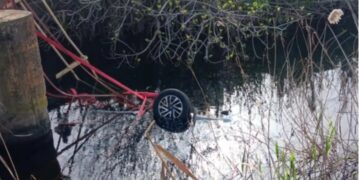 Τραγωδία στη χώρα μας: ΙΧ με τριμελή οικογένεια έπεσε σε ποτάμι – Νεκρή η 15χρονη κόρη