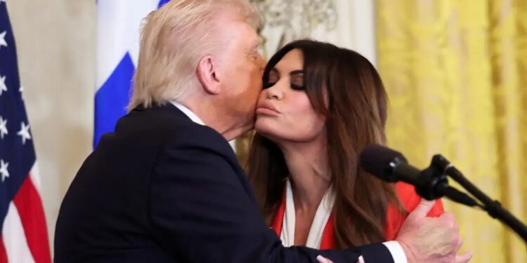 Alldaynews.gr Ο Ντόναλντ Τραμπ υποδέχθηκε την ελληνική ομογένεια για την 25η Μαρτίου – «Η κληρονομιά της δημοκρατίας και των Ελλήνων είναι πάντα ανάμεσά μας»