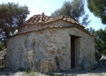 Βραυρώνα: Το γραφικό εκκλησάκι του Αγίου Γεωργίου δίπλα στο ιερό της Αρτέμιδος