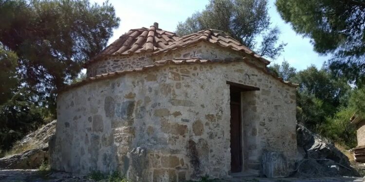 Βραυρώνα: Το γραφικό εκκλησάκι του Αγίου Γεωργίου δίπλα στο ιερό της Αρτέμιδος