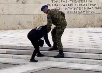 Συνελήφθη καθαρίστρια της Βουλής – Απίστευτο αuτό που κόλλησε πάνω στο φυλάκιο του εύζωνα δίπλα στο Μνημείο του Αγνώστου Στρατιώτη