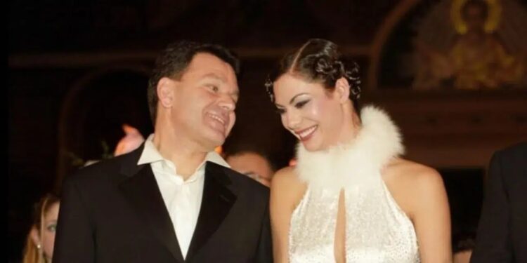 Alldaynews.gr «Ένα κόκκινο τριαντάφυλλο κρατούσα τότε και με ένα ίδιο σε αποχαιρέτησα» – Το «αντίο» της Εύης Βατίδου στον Αλέξη Κούγια με μια φωτογραφία από τον γάμο τους