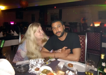 Αυτή 74 κι αυτός ετών 40: «Δεν μετανιώνω που το αγόρι μου είναι 34 χρόνια μικρότερο από εμένα»