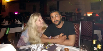 Αυτή 74 κι αυτός ετών 40: «Δεν μετανιώνω που το αγόρι μου είναι 34 χρόνια μικρότερο από εμένα»