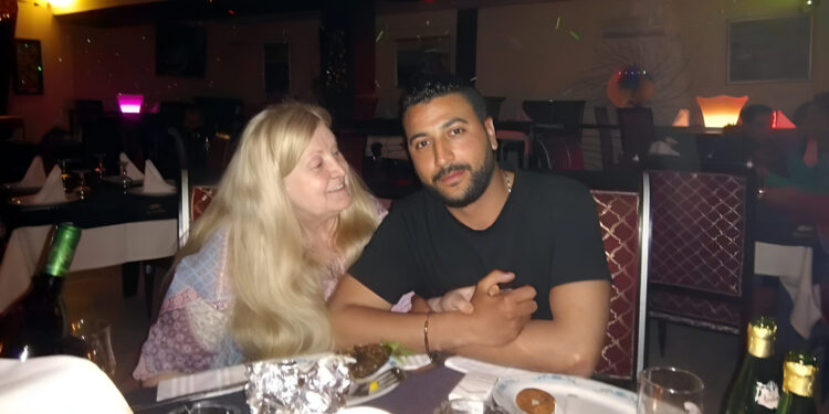 Αυτή 74 κι αυτός ετών 40: «Δεν μετανιώνω που το αγόρι μου είναι 34 χρόνια μικρότερο από εμένα»