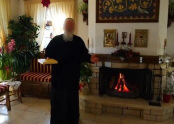 «Πήγα να κοινωνήσω μια γιαγιά που πέθαινε και με συνέλαβαν τα γαϊδούρια», λέει ο αρχιμανδρίτης