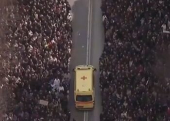 Θεσσαλονίκη: Διαδηλωτές έκαναν διάδρομο για να περάσει ασθενοφόρο του ΕΚΑΒ