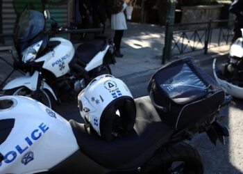Alldaynews.gr Άνδρας επιτέθηκε με κατσαβίδι και τραυμάτισε 2 αστυνομικούς μέσα στο Αστυνομικό Τμήμα