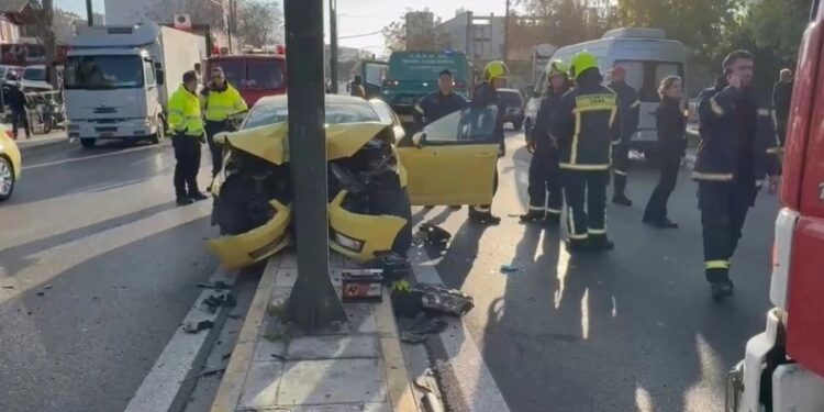 Alldaynews.gr Σοκαριστικές εικόνες: Ταξί «καρφώθηκε» σε κολόνα – Νεκρός ο οδηγός, σε κρίσιμη κατάσταση η επιβάτης (video)