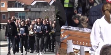 Alldaynews.gr Χιλιάδες κόσμος στο τελευταίο αντίο των παιδιών που χάθηκαν από την πυρκαγιά στο κλαμπ των Σκοπίων (video)