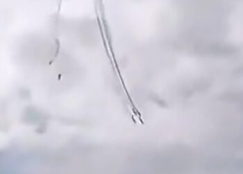 Alldaynews.gr Μαχητικά αεροσκάφη συγκρούστηκαν στον αέρα – Συγκλονιστικό βίντεο – Αγωνία για τους χειριστές