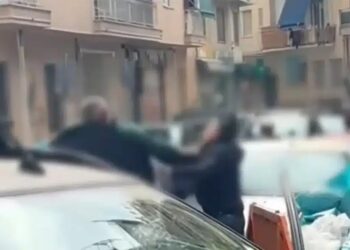 Εικόνες ντροπής – Οδηγός τζιπ που μπήκε ανάποδα σε δρόμο χαστούκισε γυναίκα που του ζήτησε να κάνει όπισθεν