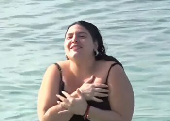 Δανάη Μπάρκα: Αποδέχτηκε το challenge του Άρη Καβατζίκη, έβαλε το μαγιό της και βούτηξε στη θάλασσα αψηφώντας το κρύο