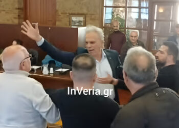 «Θα σου αστράψω μία»: Χαμός στο δημοτικό συμβούλιο Βέροιας – Παραλίγο να πιαστούν στα χέρια για τον Βιολογικό
