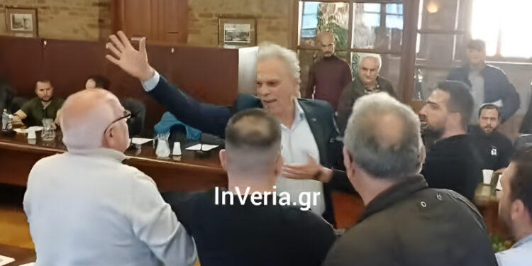Alldaynews.gr «Θα σου αστράψω μία»: Χαμός στο δημοτικό συμβούλιο Βέροιας – Παραλίγο να πιαστούν στα χέρια για τον Βιολογικό