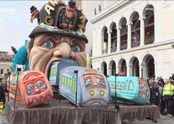 Πάτρα: Έκλεψε τις εντυπώσεις το σατιρικό άρμα για το σιδηροδρομικό δίκτυο