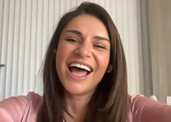 Ελένη Τσολάκη: Η πρώτη τηλεοπτική εμφάνιση μετά τη γέννα μέσα από το μαιευτήριο – «Με πιάνουν τα κλάματα»