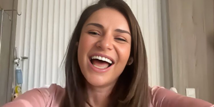 Alldaynews.gr Ελένη Τσολάκη: Η πρώτη τηλεοπτική εμφάνιση μετά τη γέννα μέσα από το μαιευτήριο – «Με πιάνουν τα κλάματα»