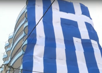 25η Μαρτίου: Τεράστια ελληνική σημαία 220 τ.μ. κάλυψε επταώροφη πολυκατοικία στο Κερατσίνι