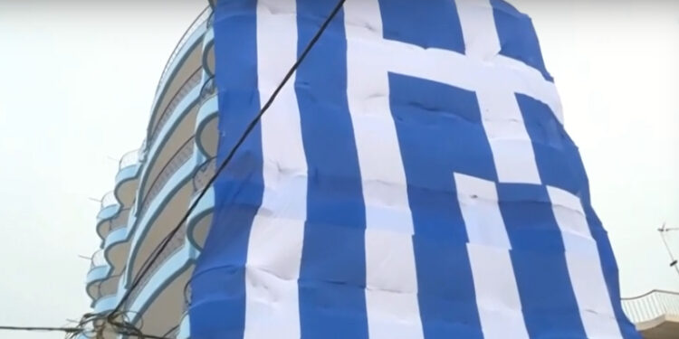 Alldaynews.gr 25η Μαρτίου: Τεράστια ελληνική σημαία 220 τ.μ. κάλυψε επταώροφη πολυκατοικία στο Κερατσίνι