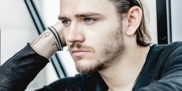 Alldaynews.gr Τι λέει ο συντετριμμένος αδερφός του αδικοχαμένου 32χρονου Σωκράτη – Ο άνθρωπος που ανέλαβε τα έξοδα της κηδείας και η γνωστή ηθοποιός