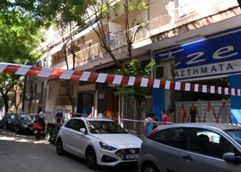 Σκότωσε τη σύζυγό του και πήδηξε από το μπαλκόνι – Άφησε 2 παιδιά ορφανά