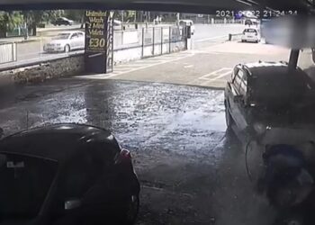 Βίντεο: Πατέρας πέφτει με SUV πάνω στον γιο του – «Προσπάθησες να με σκοτώσεις για μια γυναίκα»