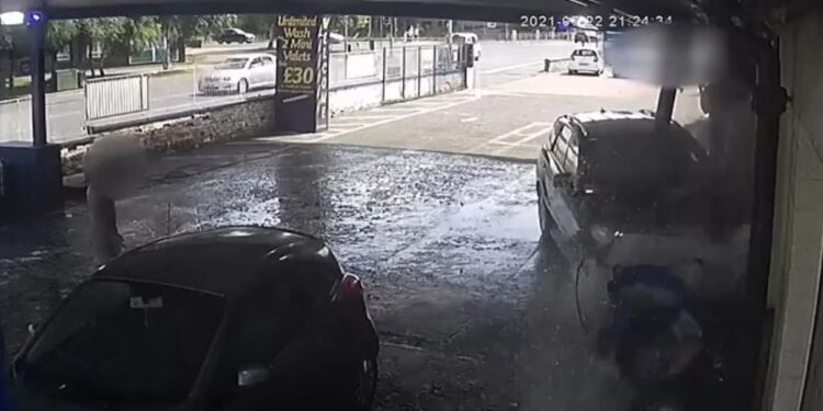 Alldaynews.gr Βίντεο: Πατέρας πέφτει με SUV πάνω στον γιο του – «Προσπάθησες να με σκοτώσεις για μια γυναίκα»