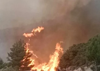 Εκκενώνεται ο Άγιος Νικήτας λόγω της μεγάλης φωτιάς – Ήχησε νέο μήνυμα του 112