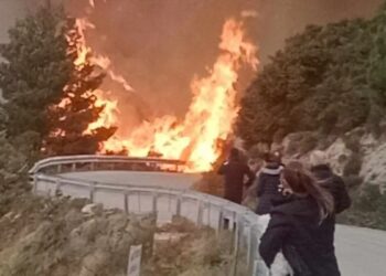 Εκκενώνεται ο Άγιος Νικήτας λόγω της μεγάλης φωτιάς – Ήχησε νέο μήνυμα του 112