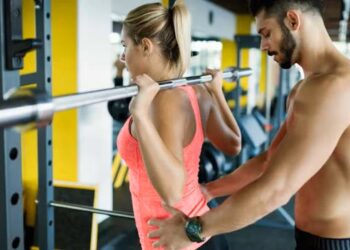 45χρονη γυμνάστρια βiασε άγρıα τον 16χρονο φίλο της κόρης της 300 φορές