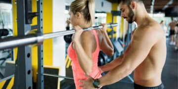 45χρονη γυμνάστρια βiασε άγρıα τον 16χρονο φίλο της κόρης της 300 φορές