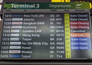 Εκτός λειτουργίας το αεροδρόμιο Heathrow – Χάος με ακυρώσεις 1.300 πτήσεων – Ερευνούν για σαμποτάζ πίσω από τη φωτιά