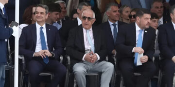 Alldaynews.gr Χαμός με τις κάλτσες του Νικήτα Κακλαμάνη στην παρέλαση